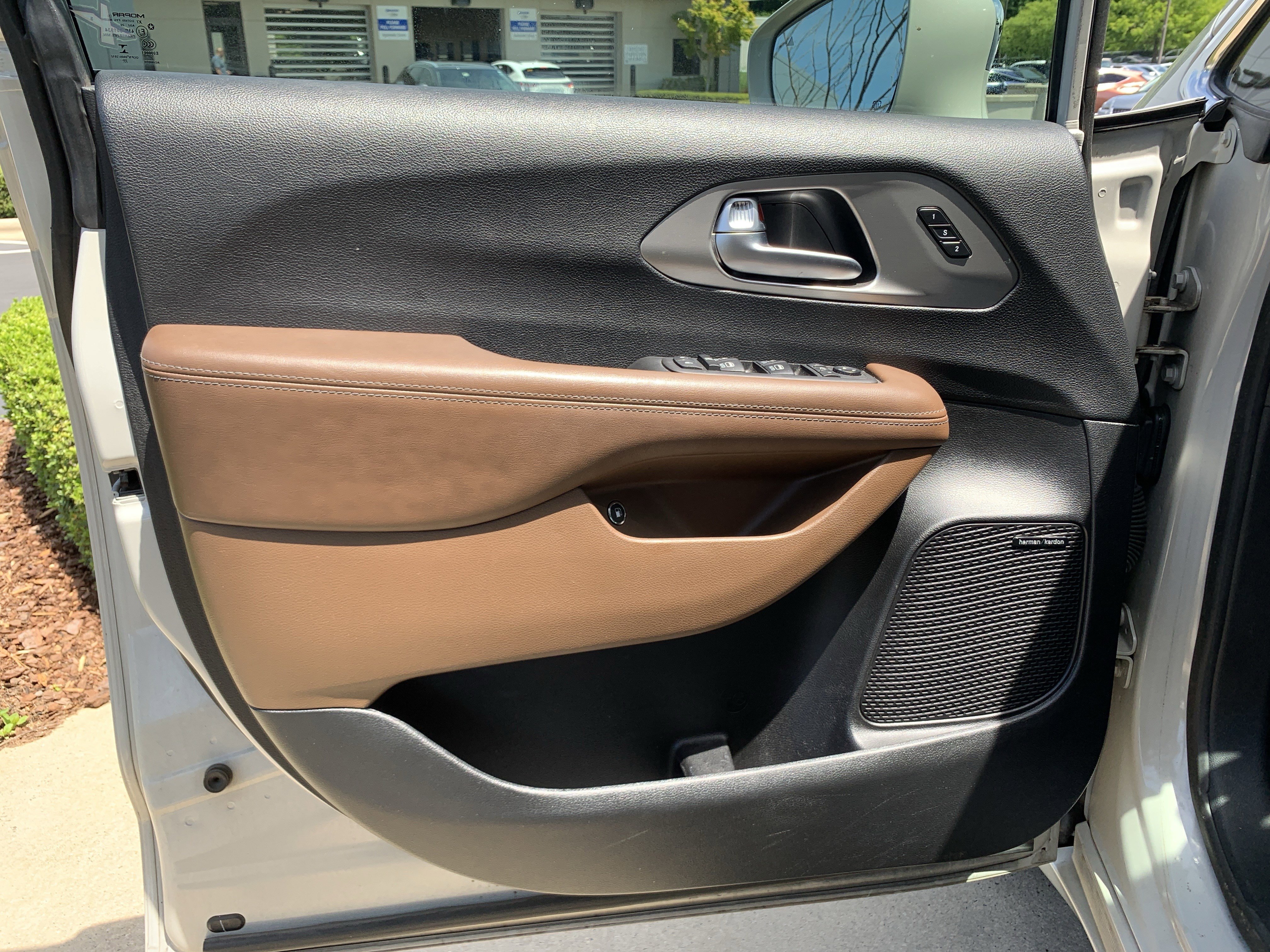 Used 2021 Chrysler Pacifica Limited w/ Uconnect Theater Family Group FWD image 14