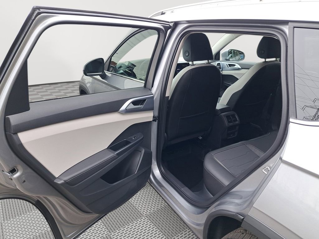 New 2025 Volkswagen Taos SE image 13