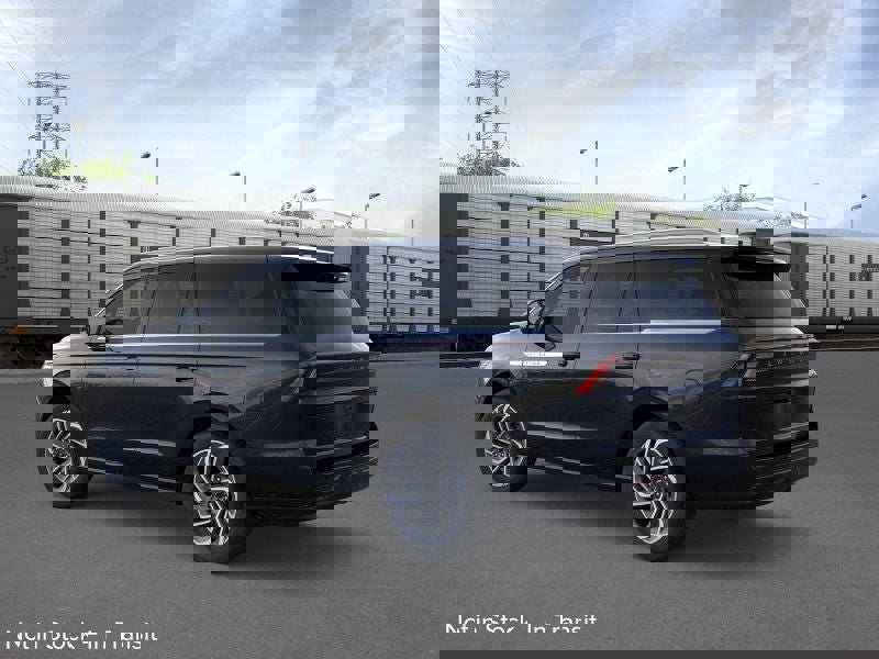 New 2025 Lincoln Navigator Reserve image 4