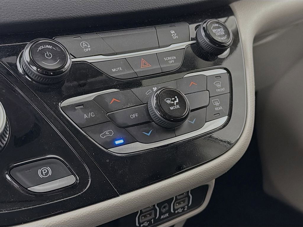 Used 2024 Chrysler Voyager LX image 18