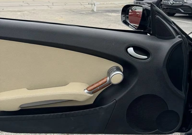 Used 2011 Mercedes-Benz SLK 300 image 23