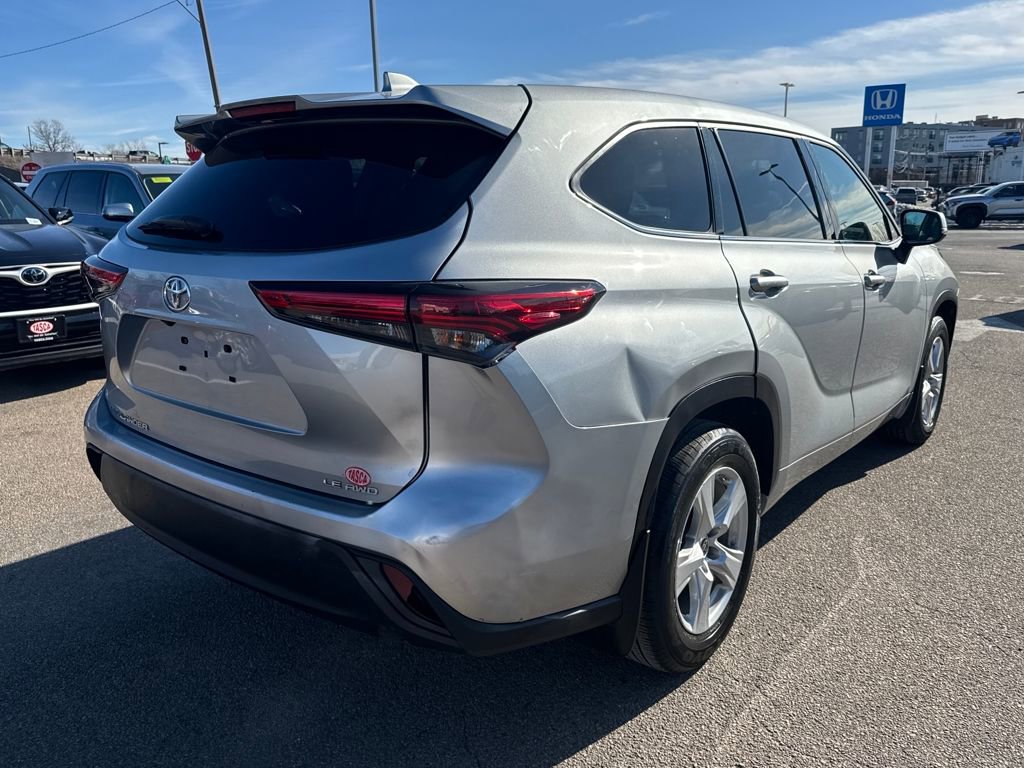 Used 2021 Toyota Highlander LE image 9