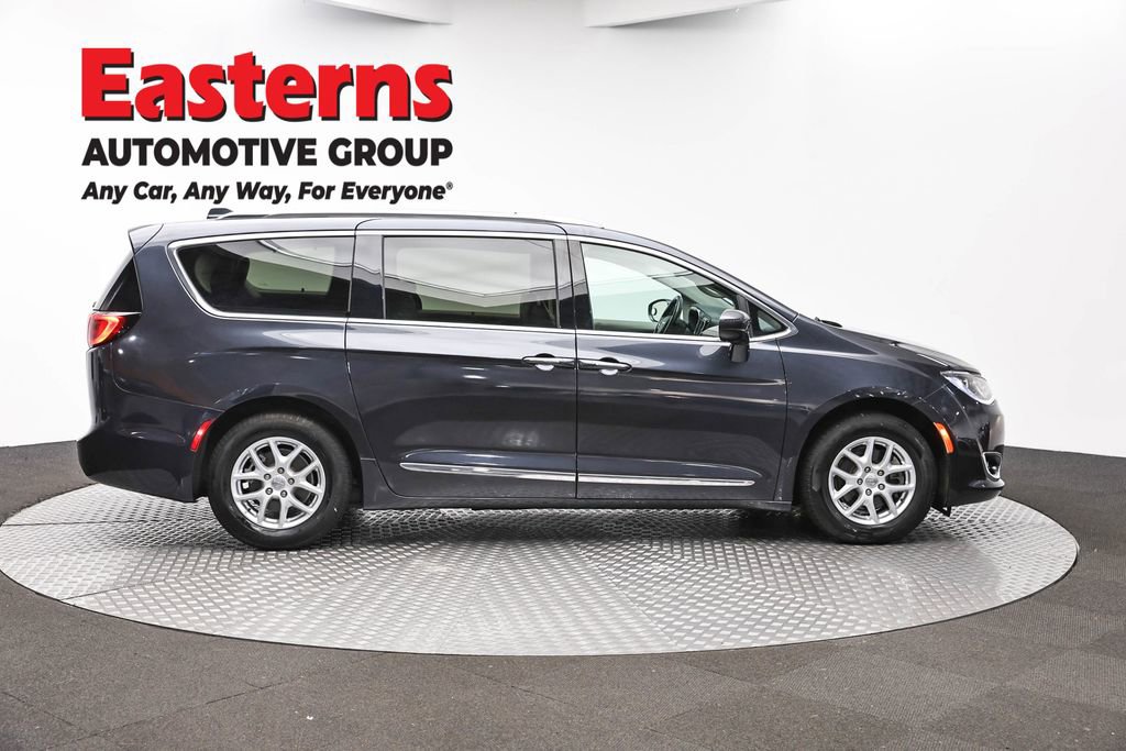 Used 2020 Chrysler Pacifica Touring-L FWD image 4