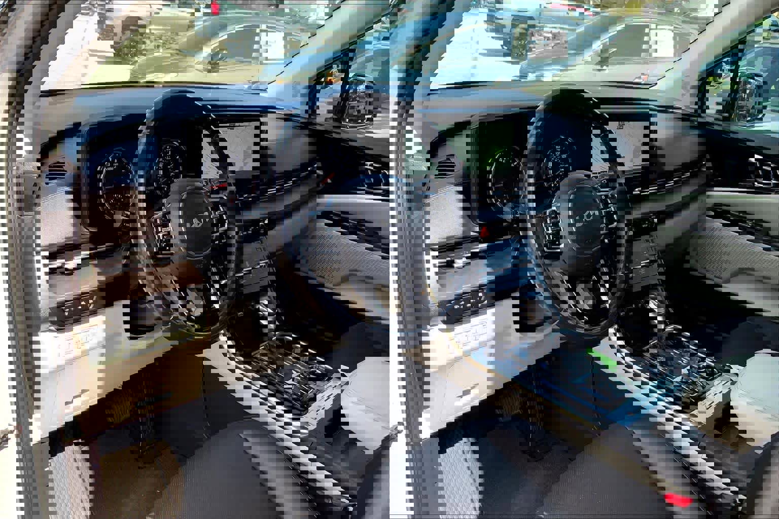 Used 2022 Kia Carnival EX image 16