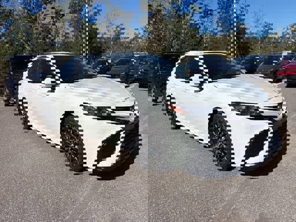 Used 2024 Toyota Camry SE image 4