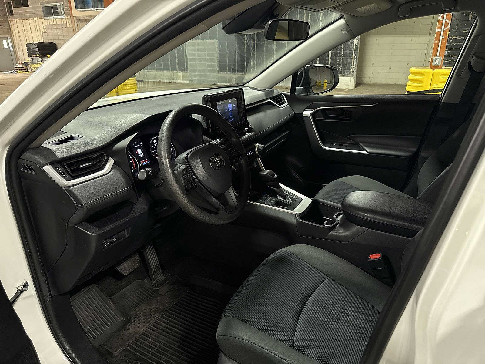 Used 2022 Toyota RAV4 LE AWD/4WD image 27