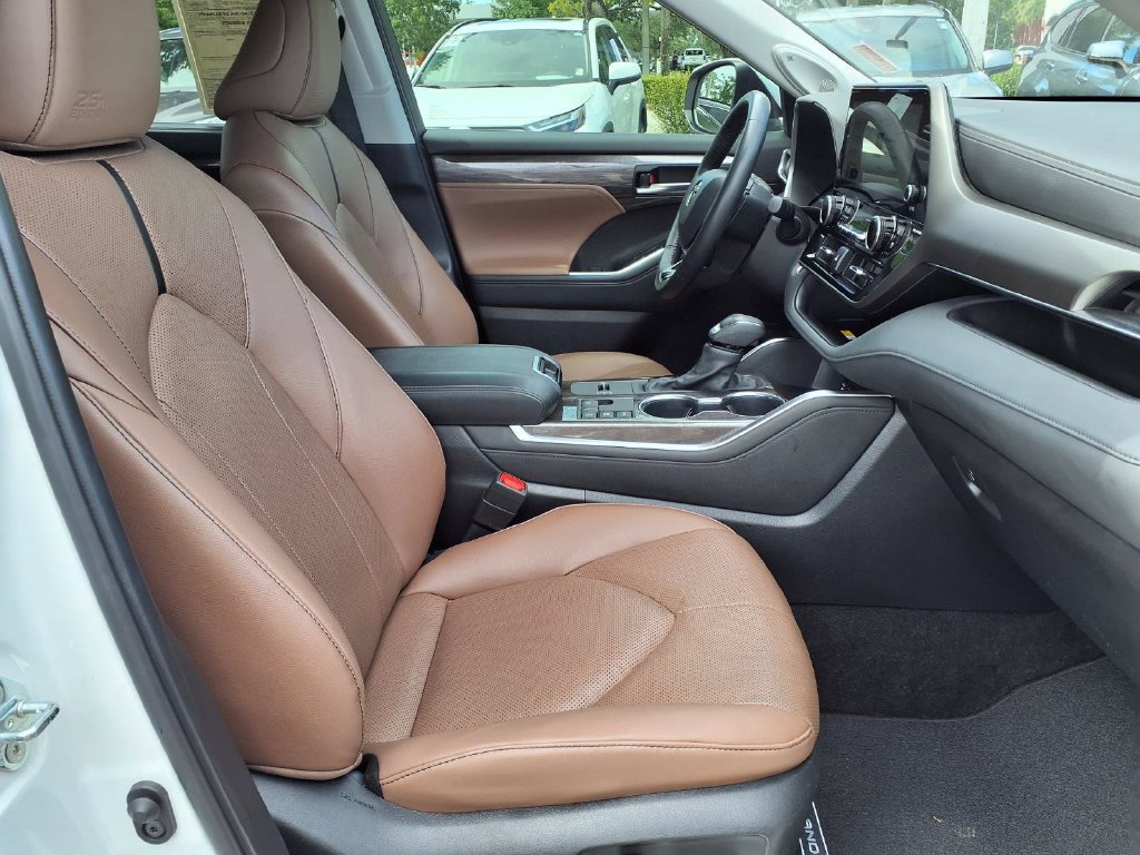 Used 2025 Toyota Highlander Limited AWD/4WD image 13
