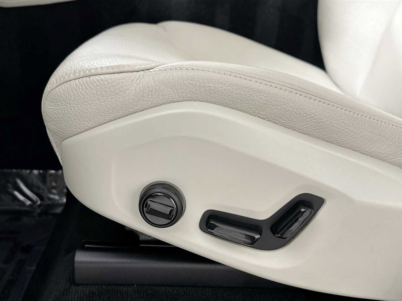 Used 2025 Volvo XC90 B6 Plus w/ Protection Package Premier image 18