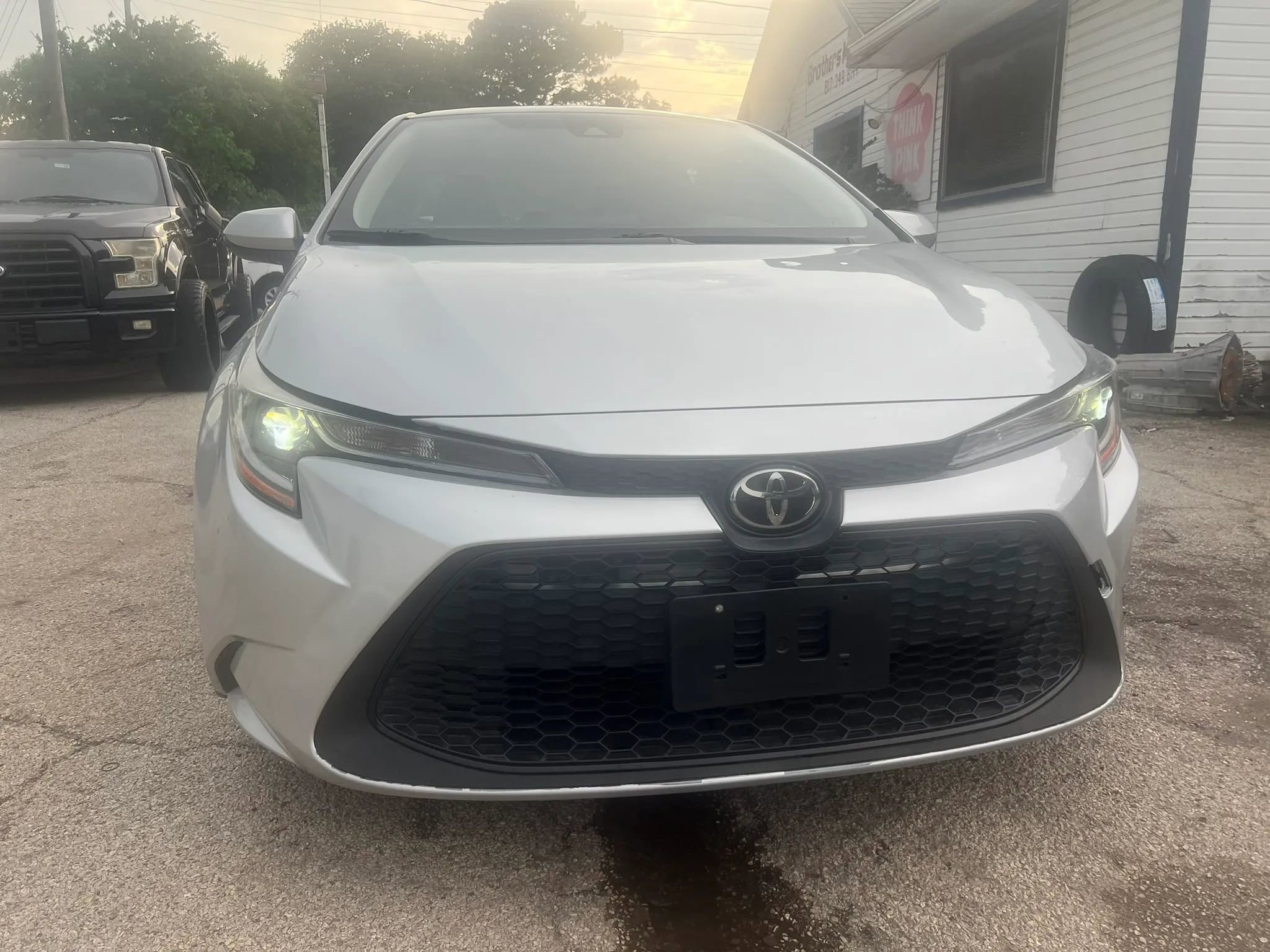 Used 2022 Toyota Corolla LE FWD image 2