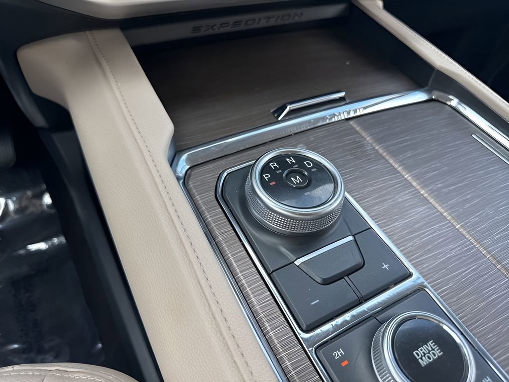 Used 2022 Ford Expedition Max Limited image 19