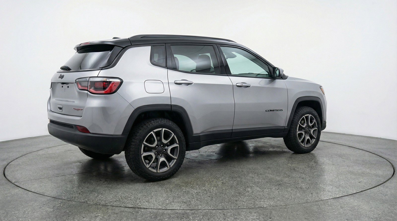 Used 2025 Jeep Compass Trailhawk AWD/4WD image 9