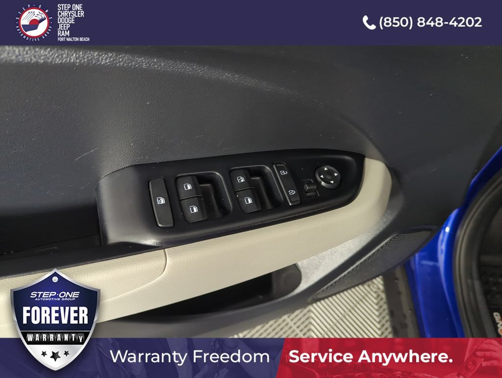 Used 2023 Hyundai Venue SEL FWD image 18