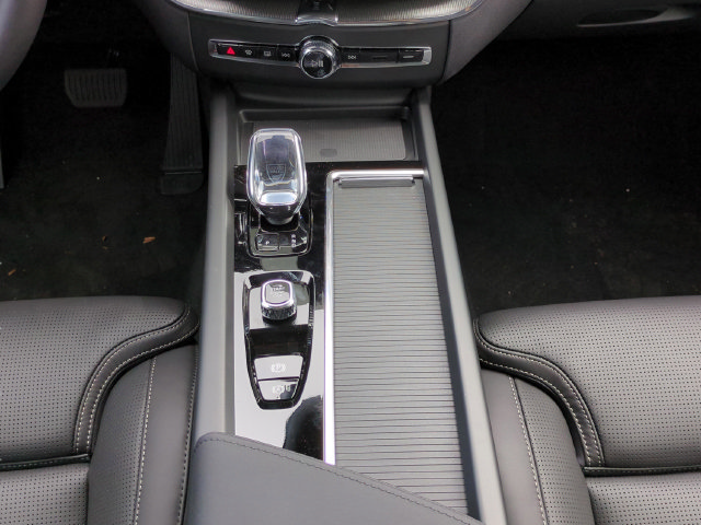 New 2026 Volvo XC60 B5 Ultra w/ Climate Package AWD/4WD image 16