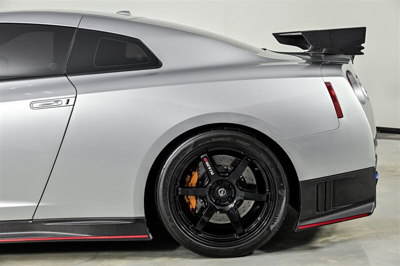 Used 2017 Nissan GT-R NISMO AWD/4WD image 16