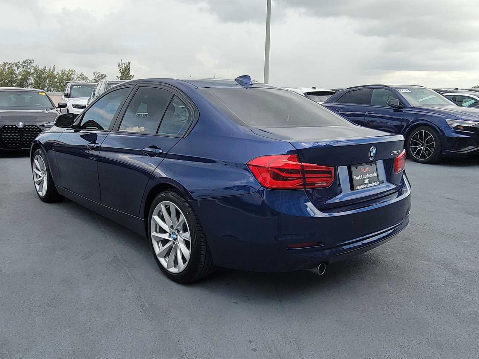 Used 2018 BMW 320i Sedan RWD image 4