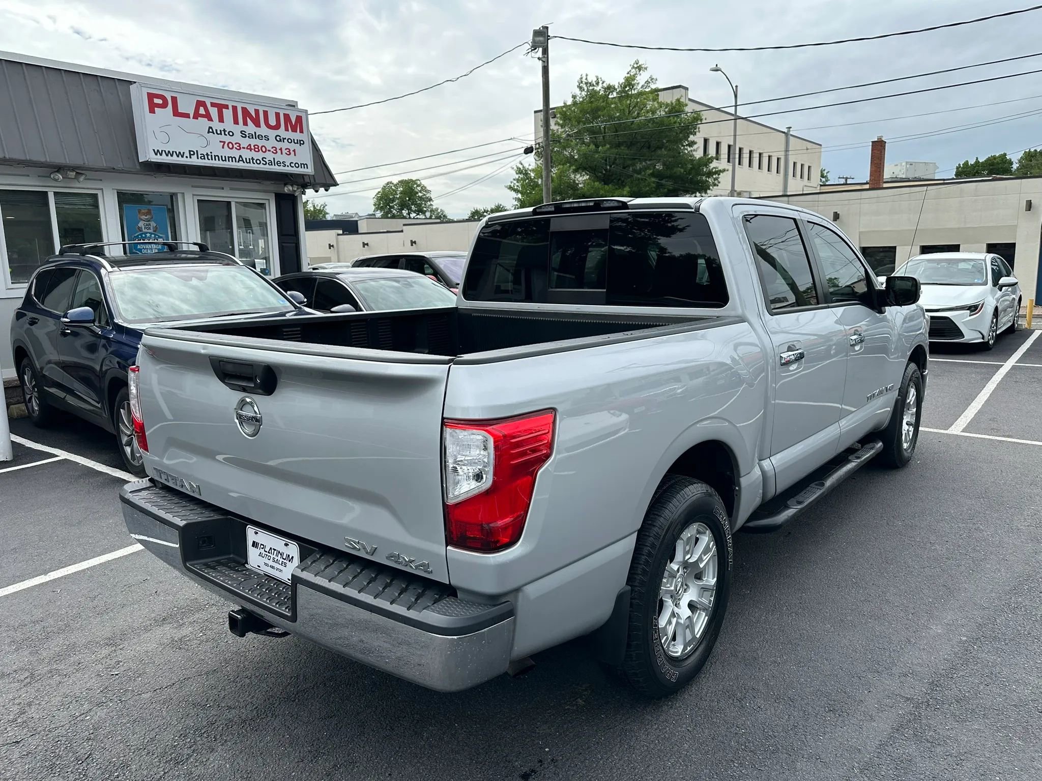 Used 2018 Nissan Titan SV AWD/4WD image 5