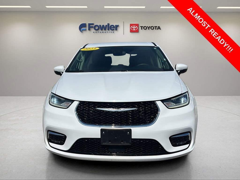 Used 2023 Chrysler Pacifica Touring-L FWD image 2