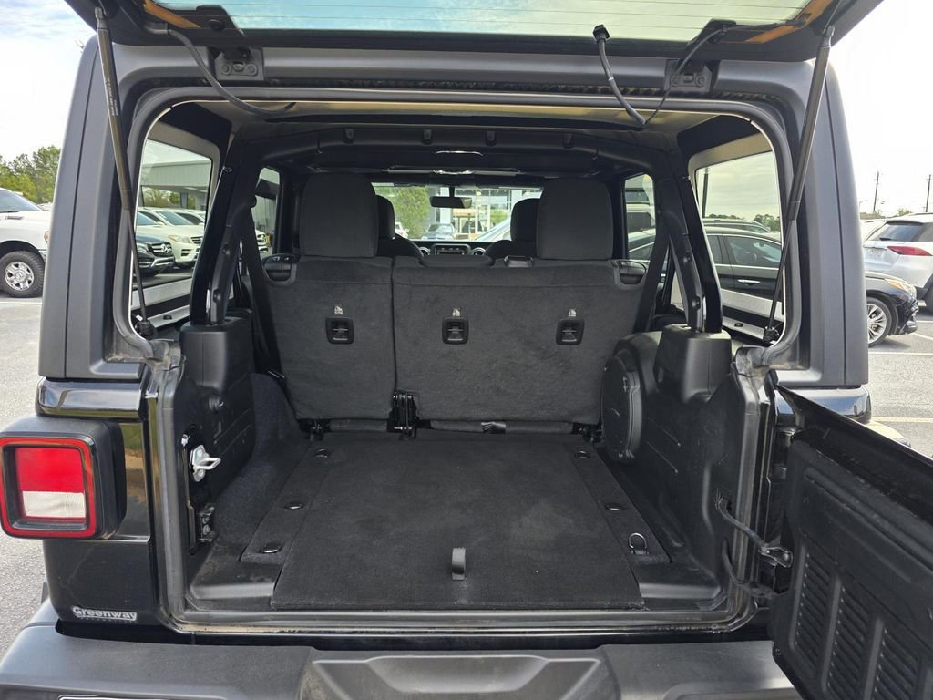 Used 2022 Jeep Wrangler Unlimited Sahara AWD/4WD image 11
