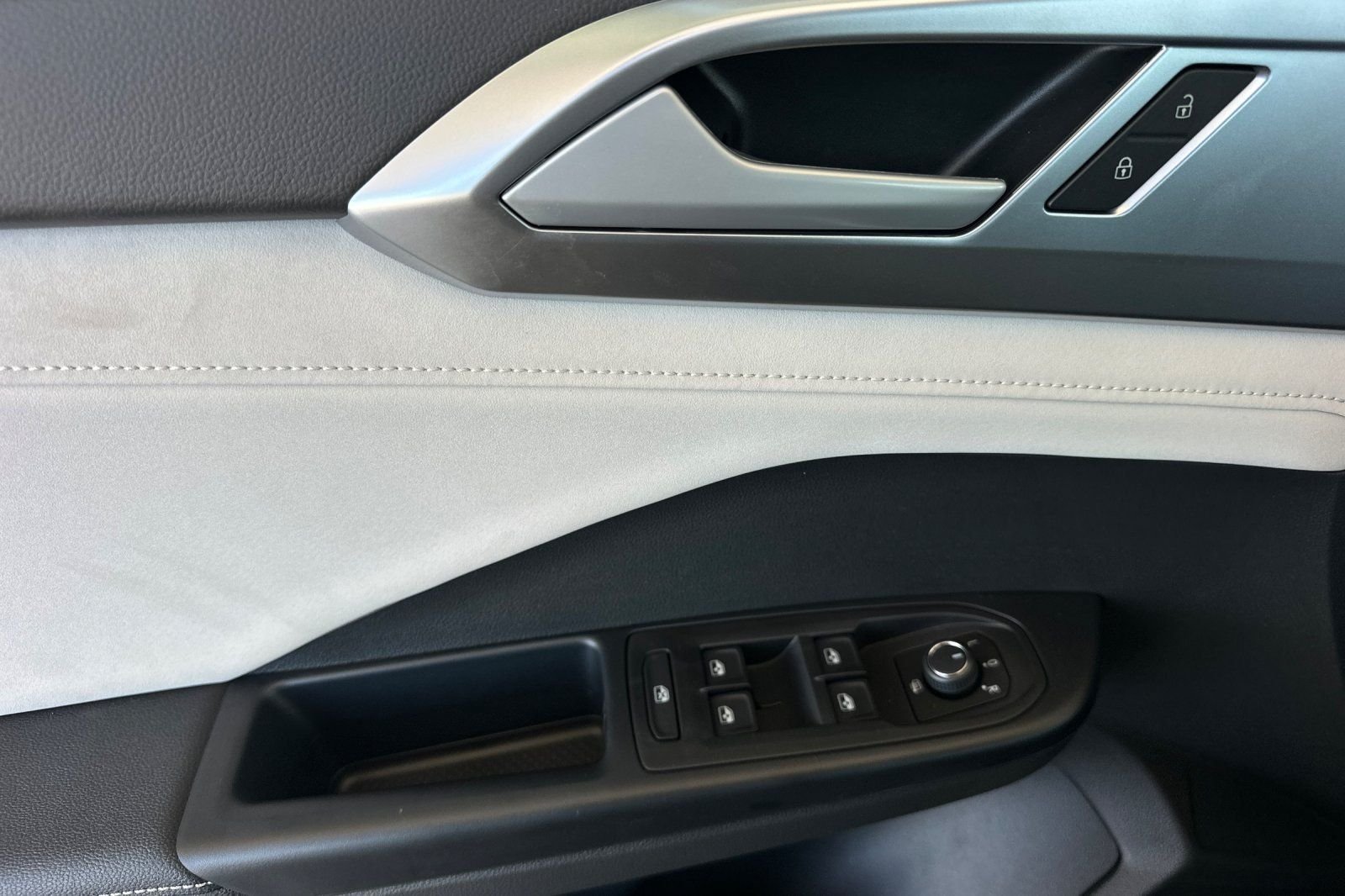 New 2026 Volkswagen Taos SE FWD image 11