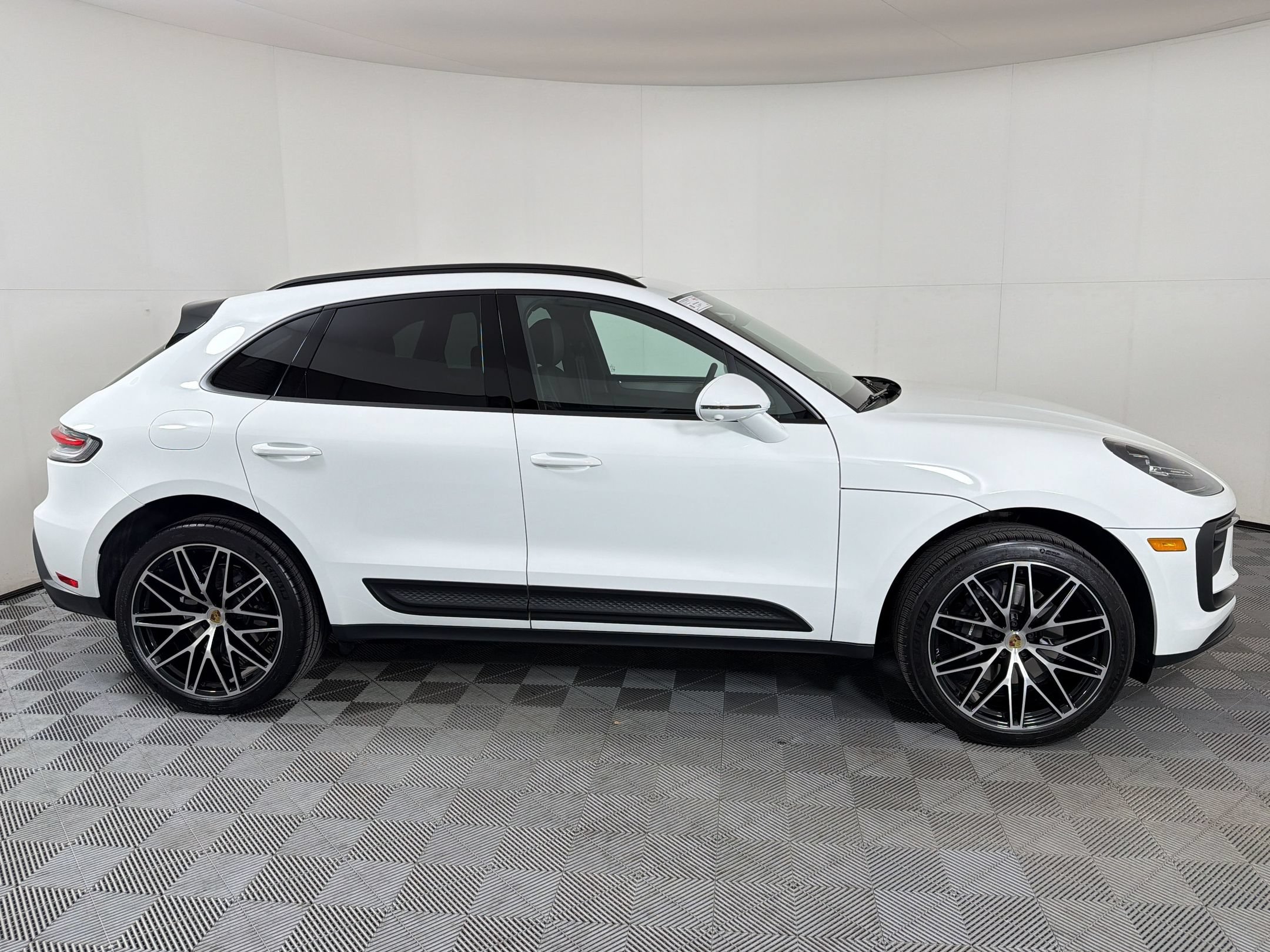 Certified 2026 Porsche Macan AWD/4WD image 9