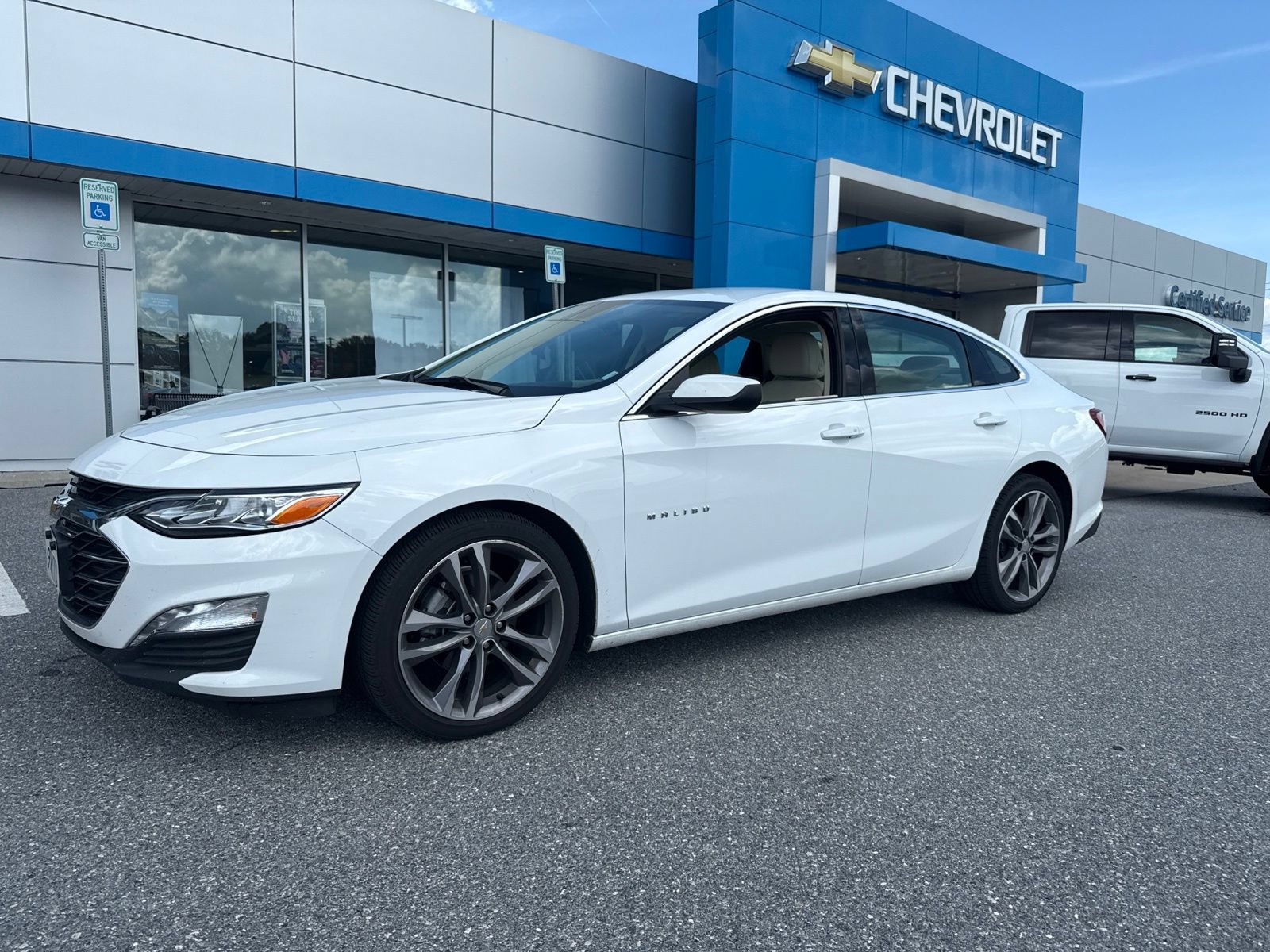 Used 2024 Chevrolet Malibu LT FWD image 1