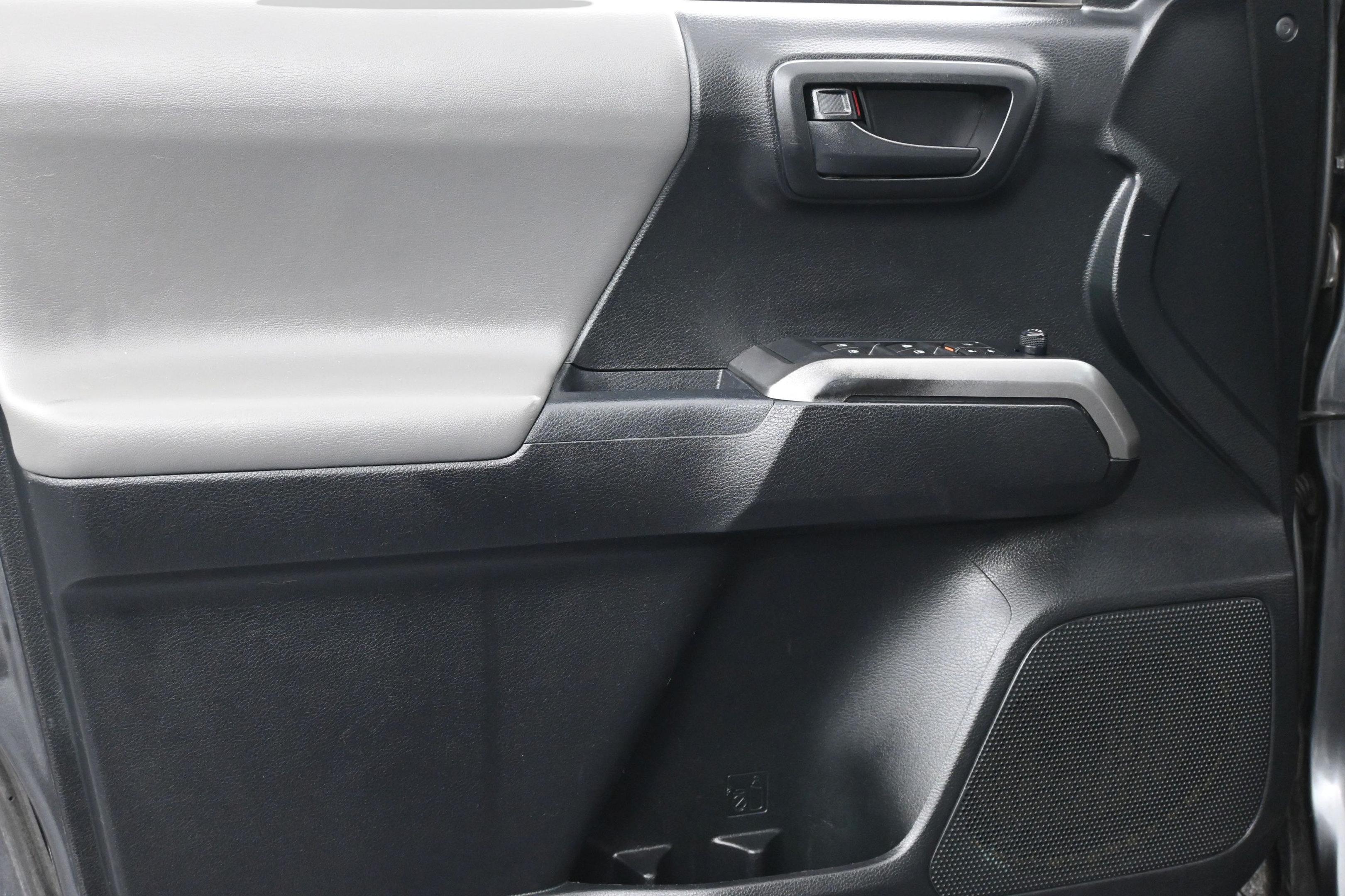 Used 2019 Toyota Tacoma SR5 AWD/4WD image 11