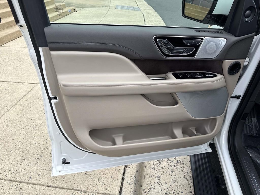 Used 2022 Lincoln Navigator L Reserve AWD/4WD image 28