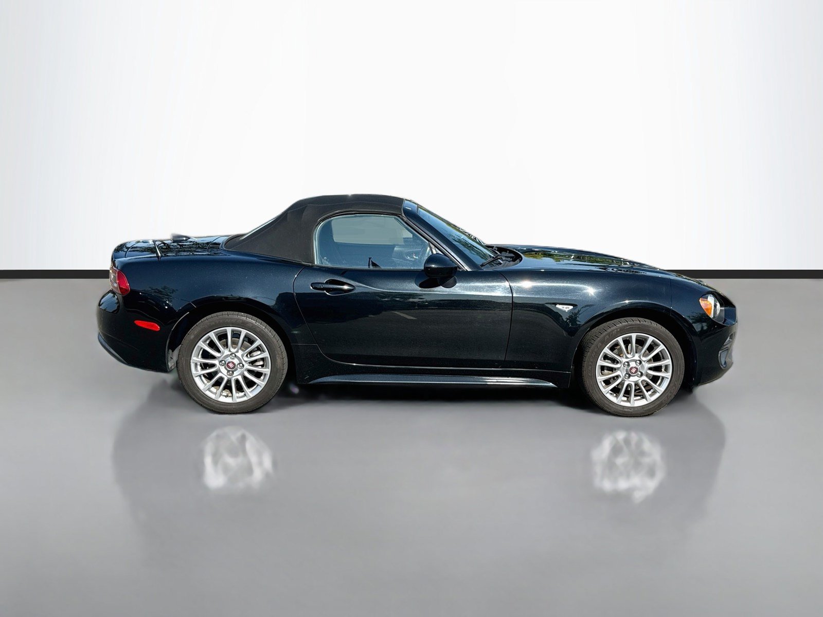 Used 2018 FIAT 124 Spider Classica w/ Technology & Siriusxm Group RWD image 8