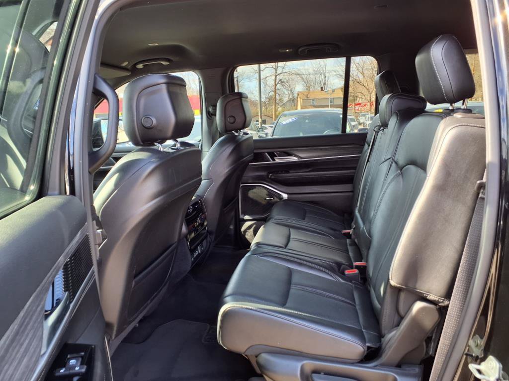 Used 2023 Jeep Wagoneer L Series II AWD/4WD image 15