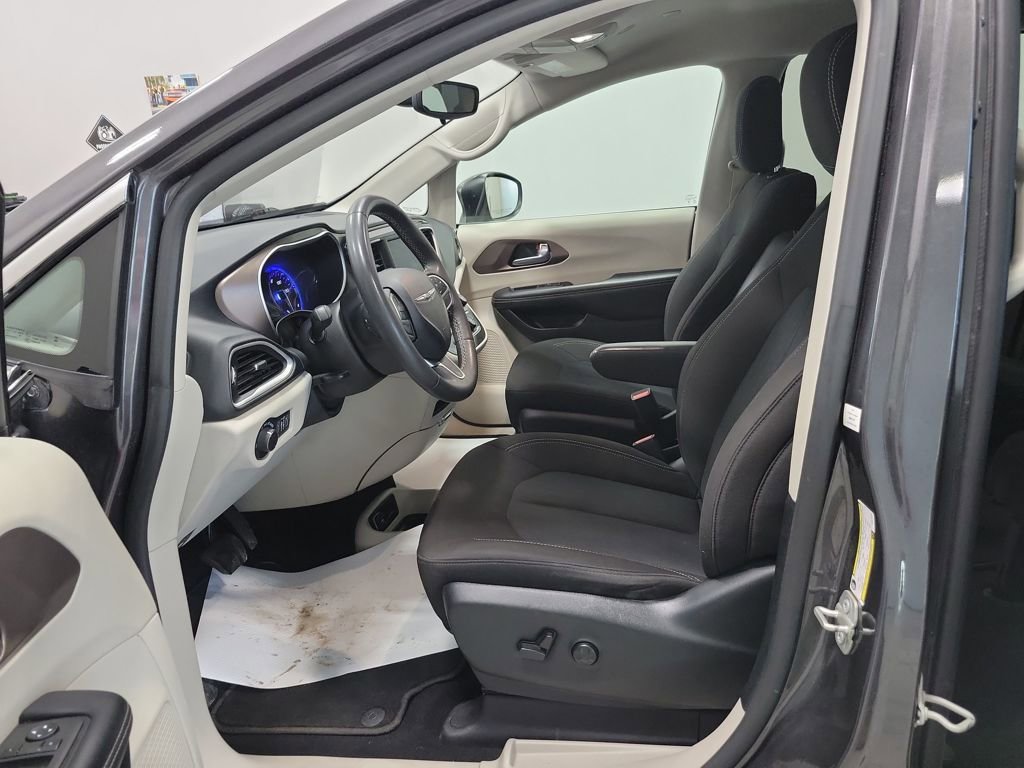 Used 2023 Chrysler Voyager LX FWD image 32