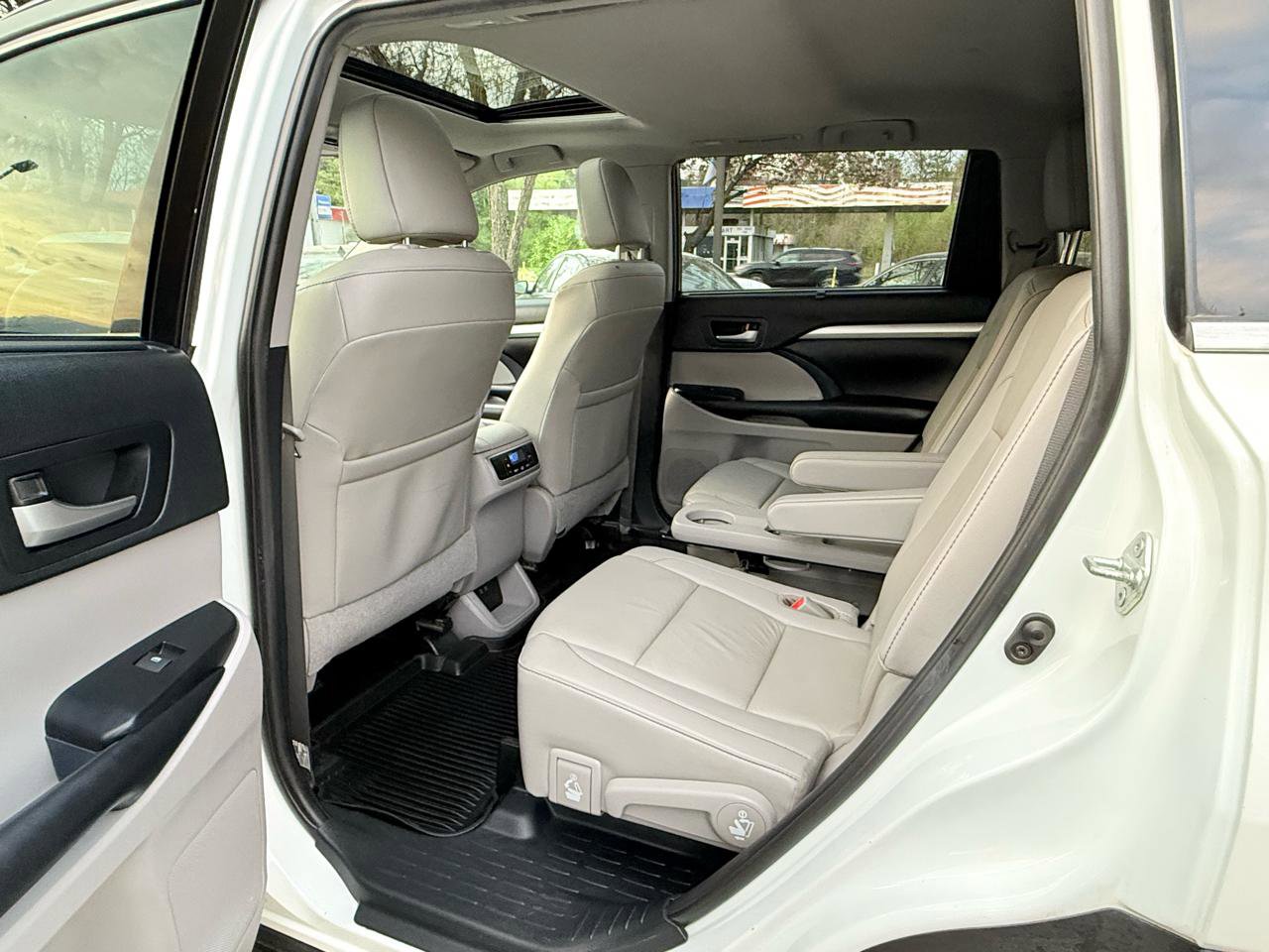 Used 2019 Toyota Highlander XLE AWD/4WD image 14