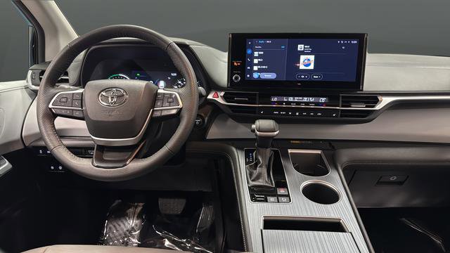 Used 2025 Toyota Sienna XLE FWD image 11
