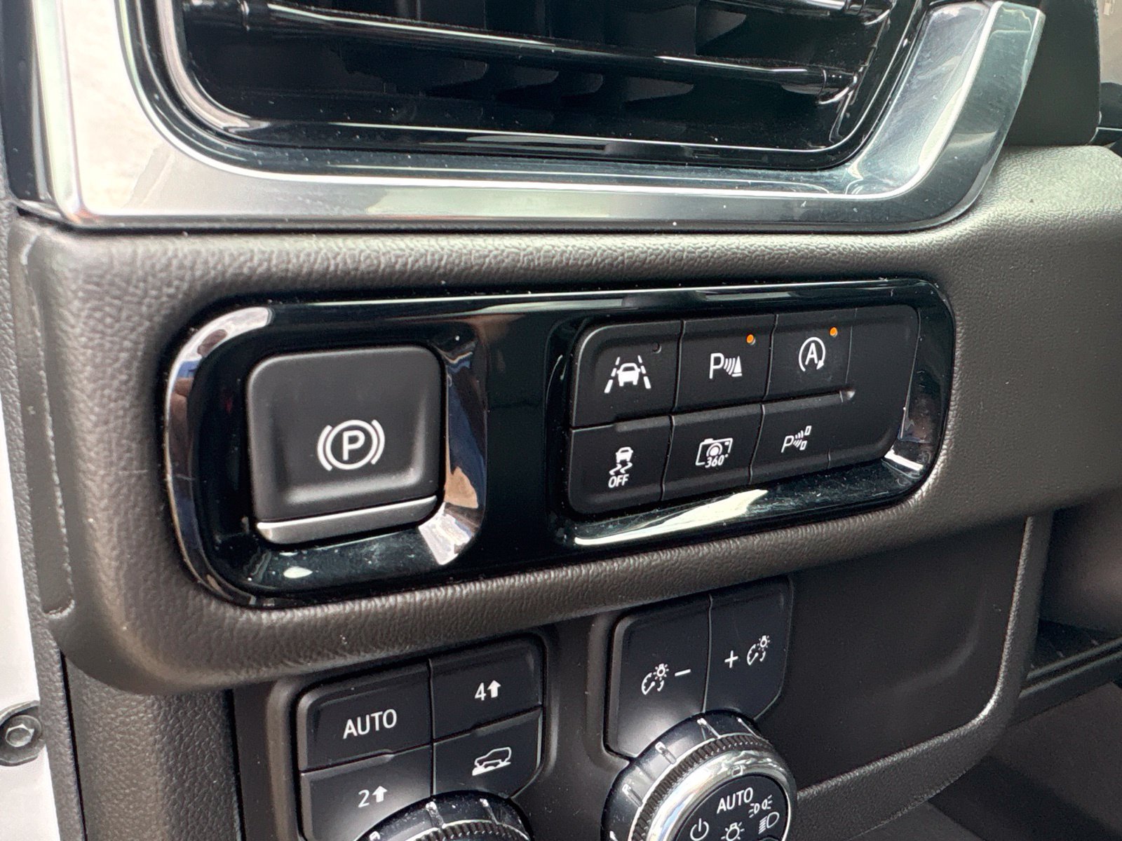 Used 2025 GMC Yukon Denali w/ Sun & Power Step Package AWD/4WD image 17