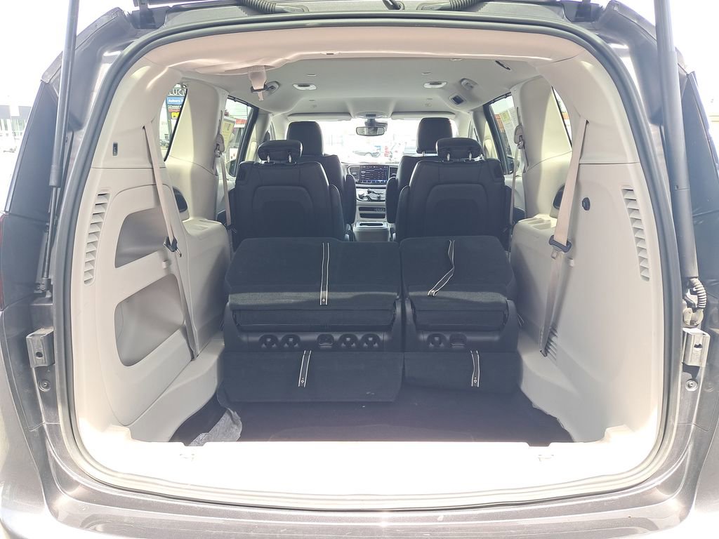 Used 2023 Chrysler Pacifica Touring-L FWD image 28