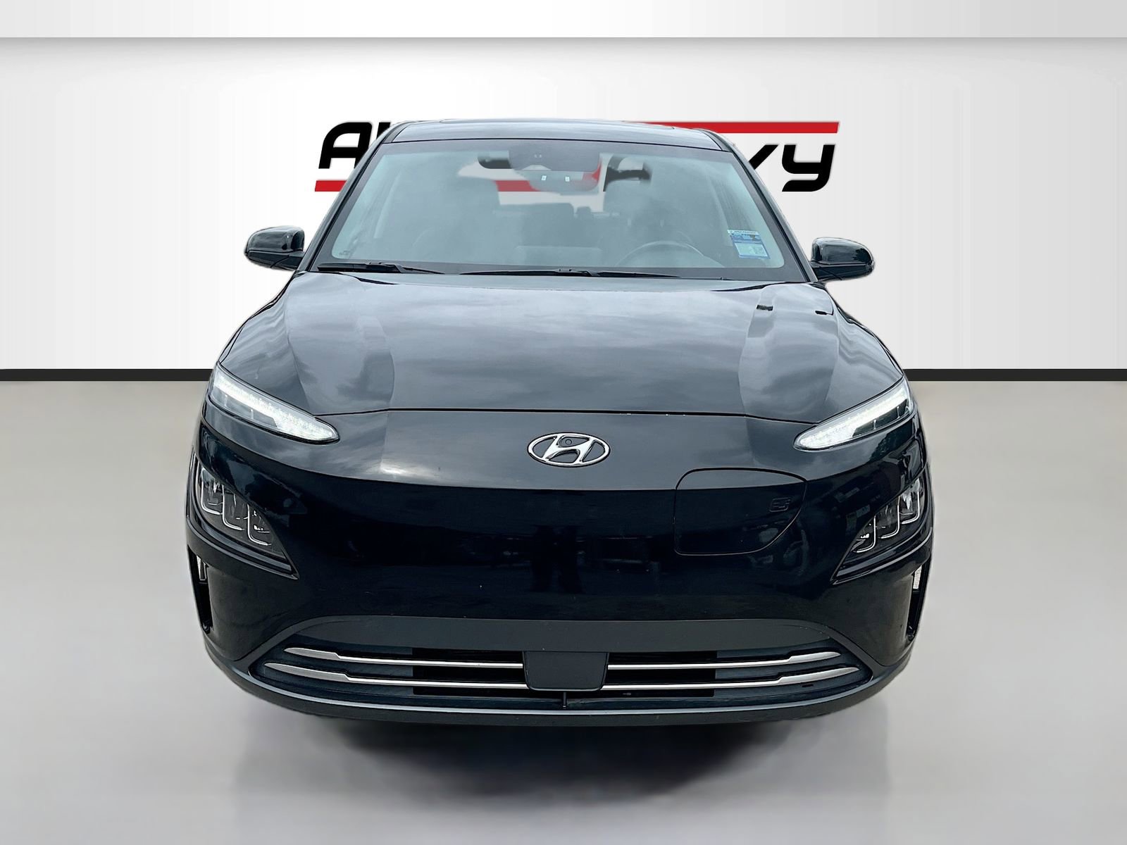 Used 2023 Hyundai Kona Limited w/ Cargo Package FWD image 2