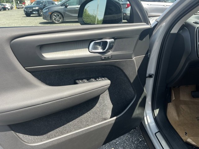 Certified 2023 Volvo XC40 B5 Plus w/ Protection Package Premier image 18