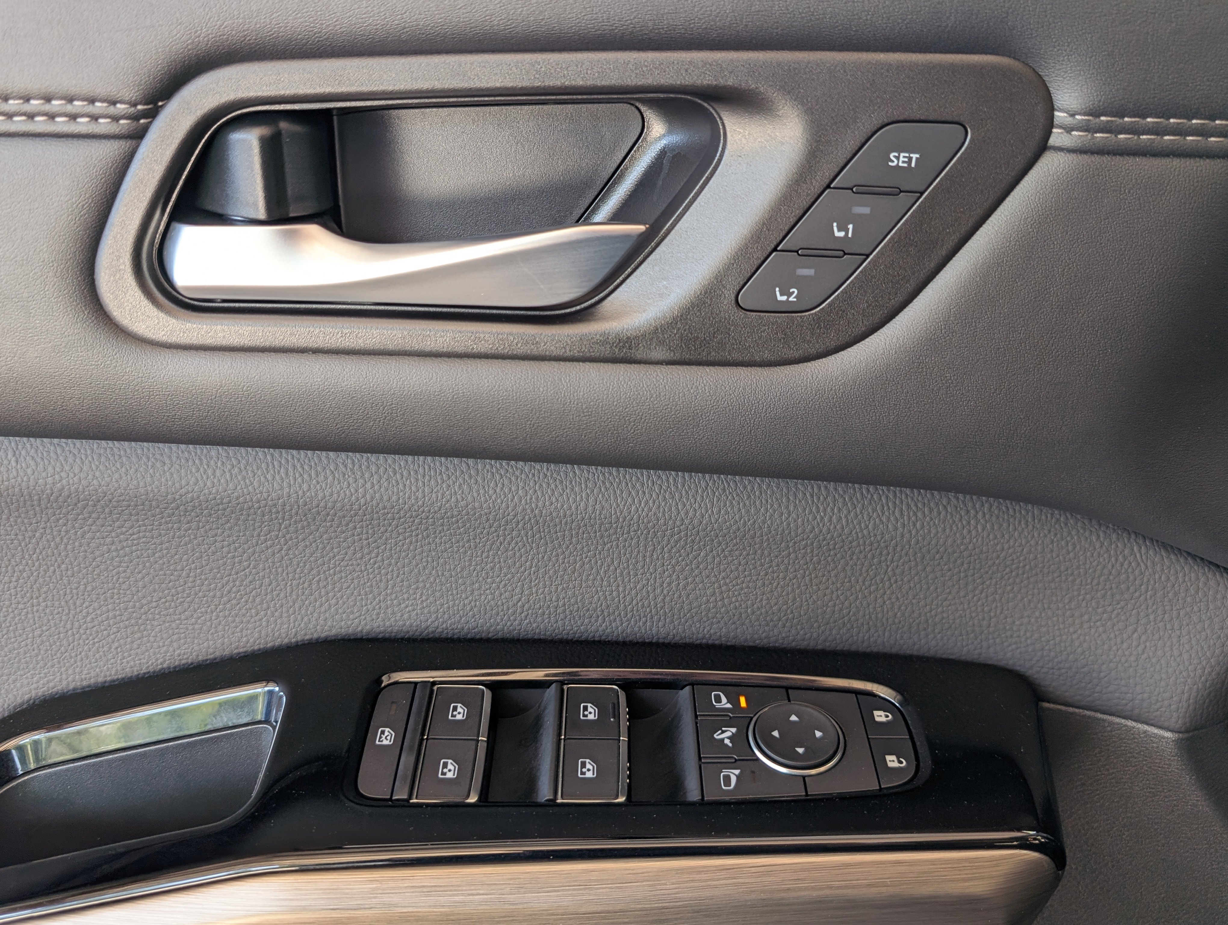 Used 2025 Nissan Pathfinder Platinum image 16