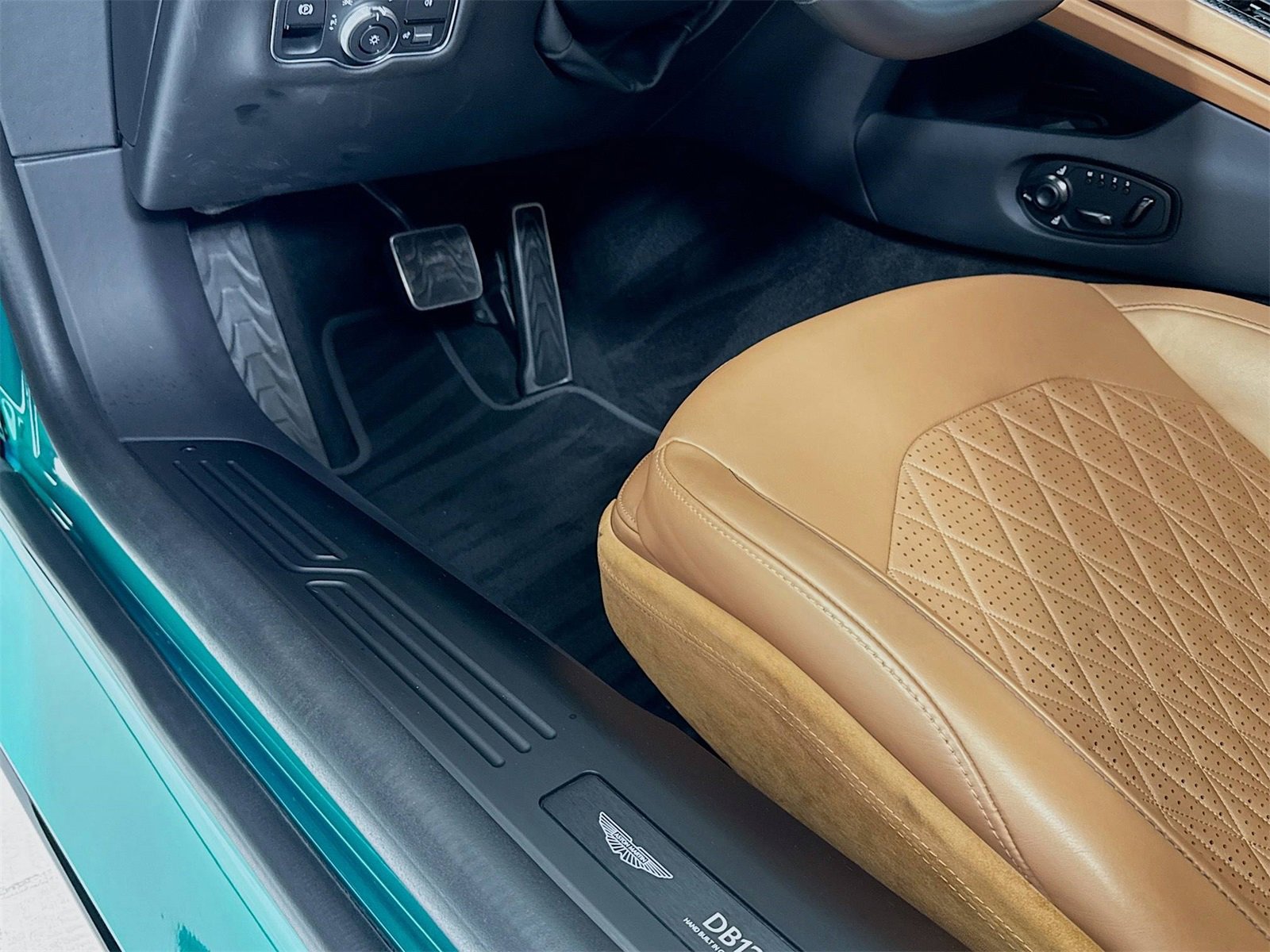 Used 2025 Aston Martin DB12 Coupe image 22