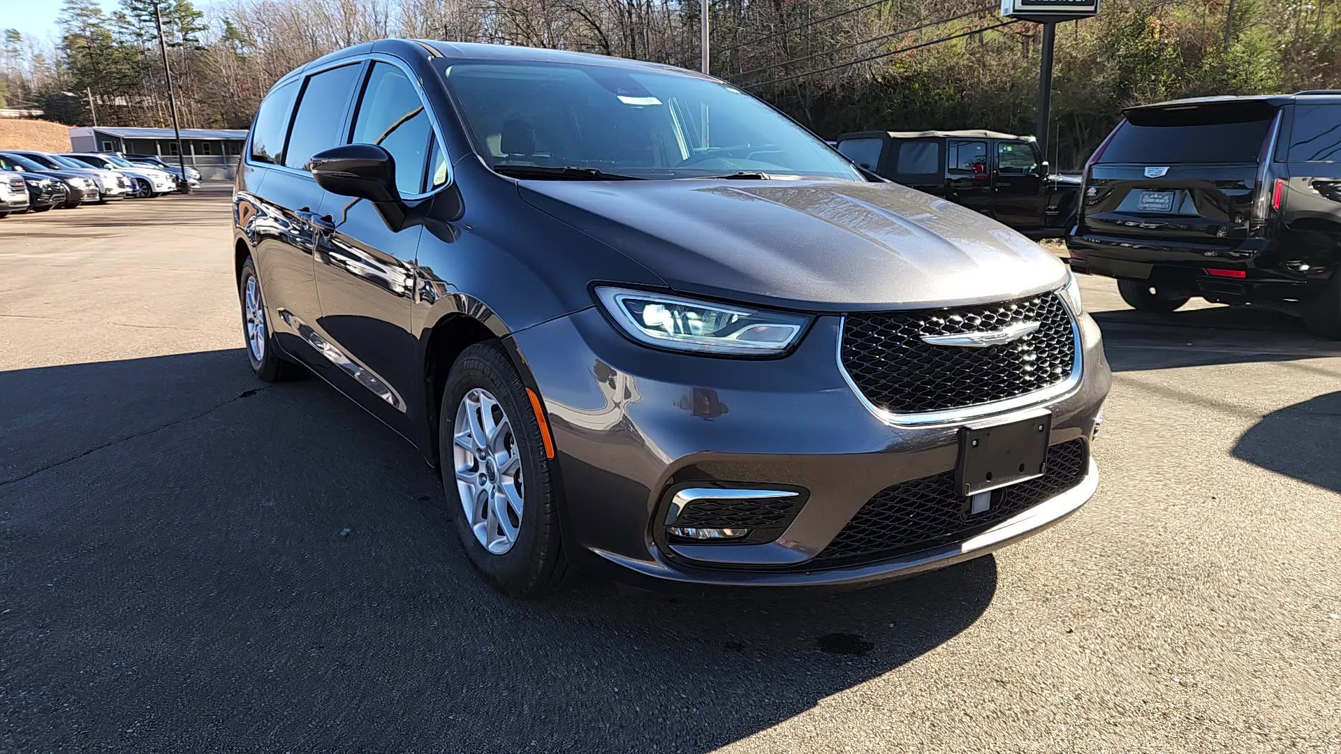 Used 2023 Chrysler Pacifica Touring-L image 4