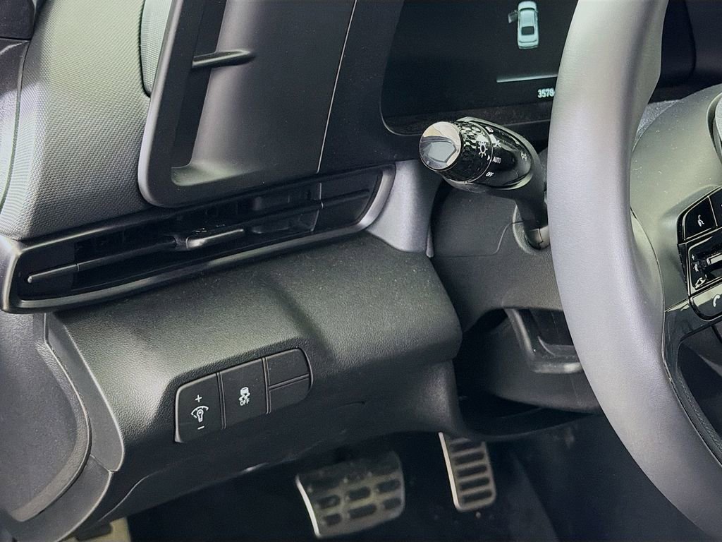 Used 2025 Hyundai Elantra Sport image 12