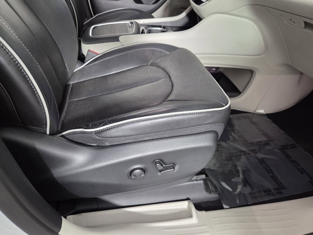 Used 2023 Chrysler Pacifica Limited w/ Uconnect Theater Family Group image 30