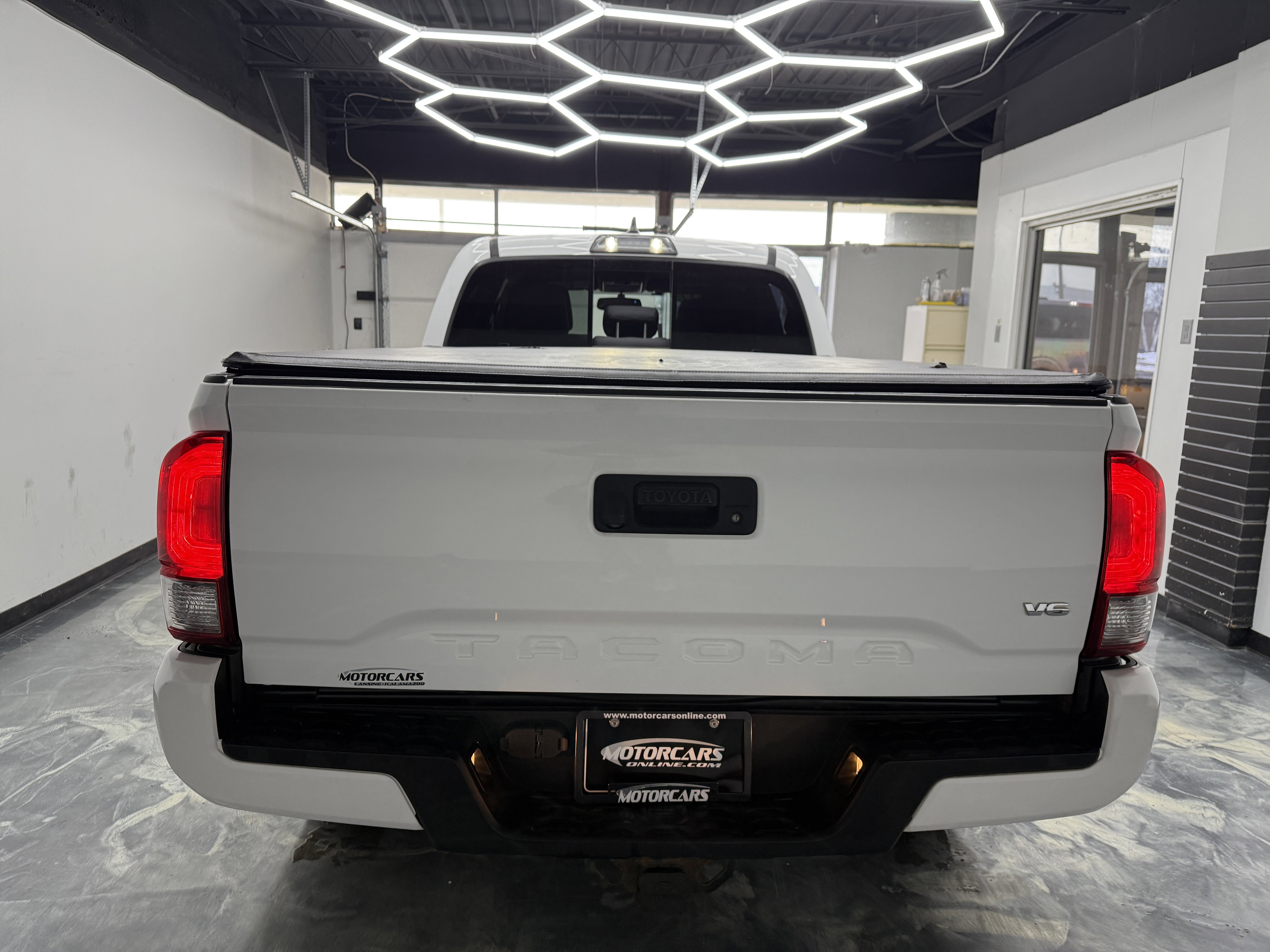 Used 2017 Toyota Tacoma TRD Off-Road image 4