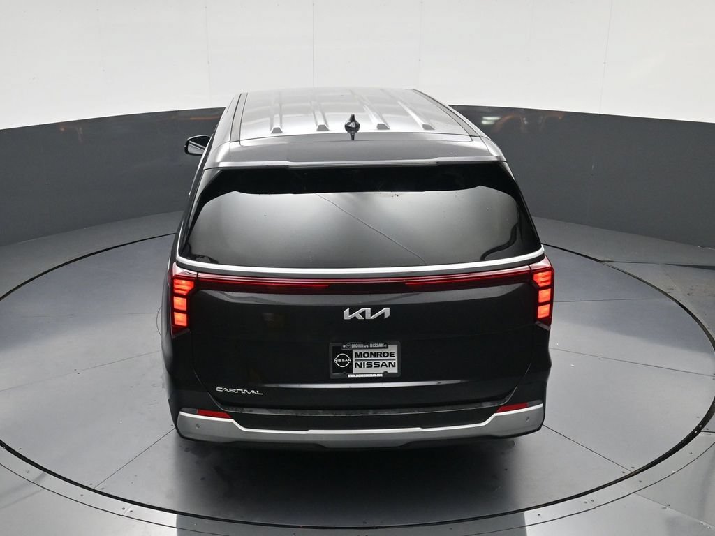 Used 2025 Kia Carnival FWD image 33