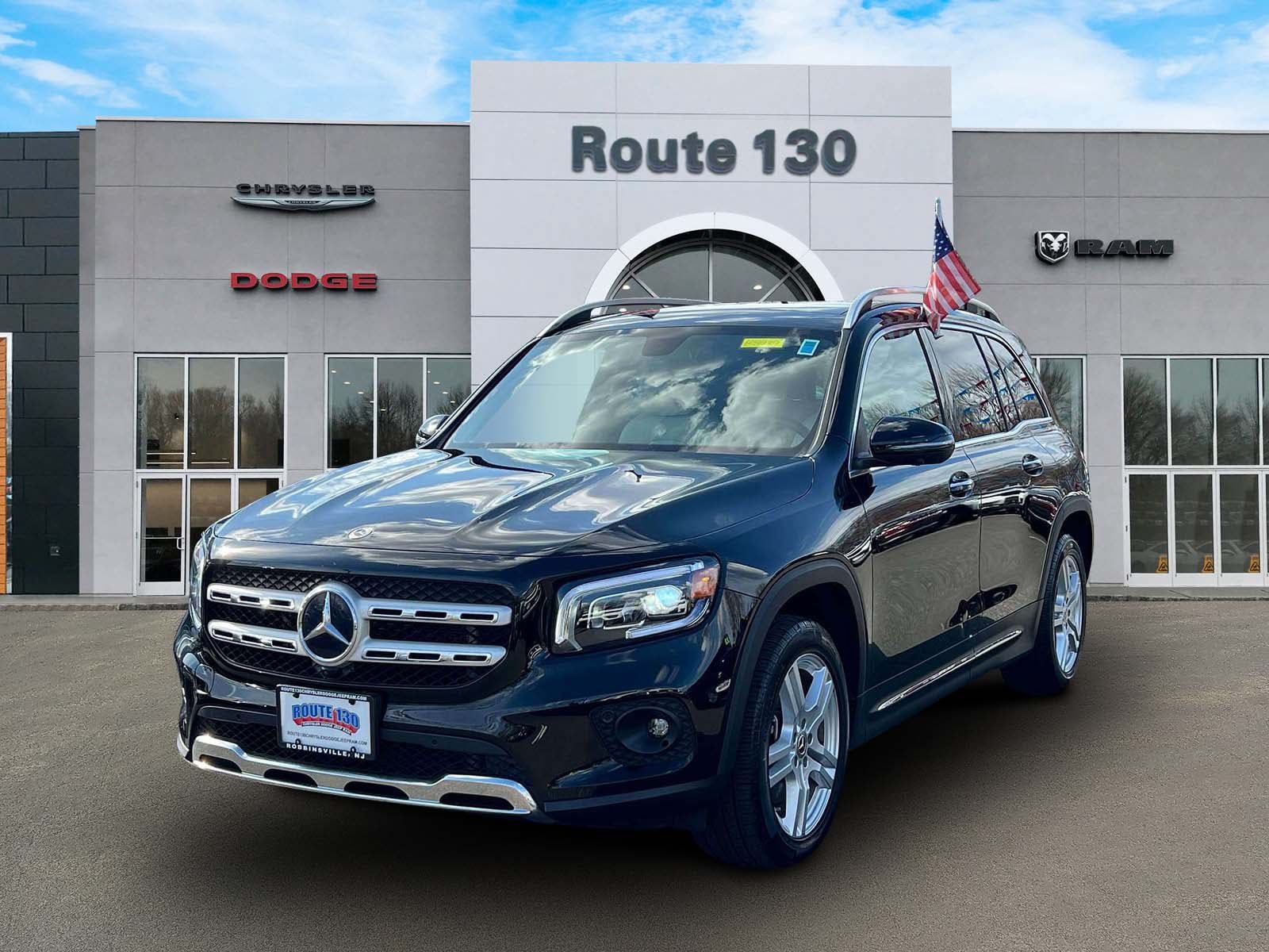 Used 2023 Mercedes-Benz GLB 250 4MATIC w/ Premium Package image 2