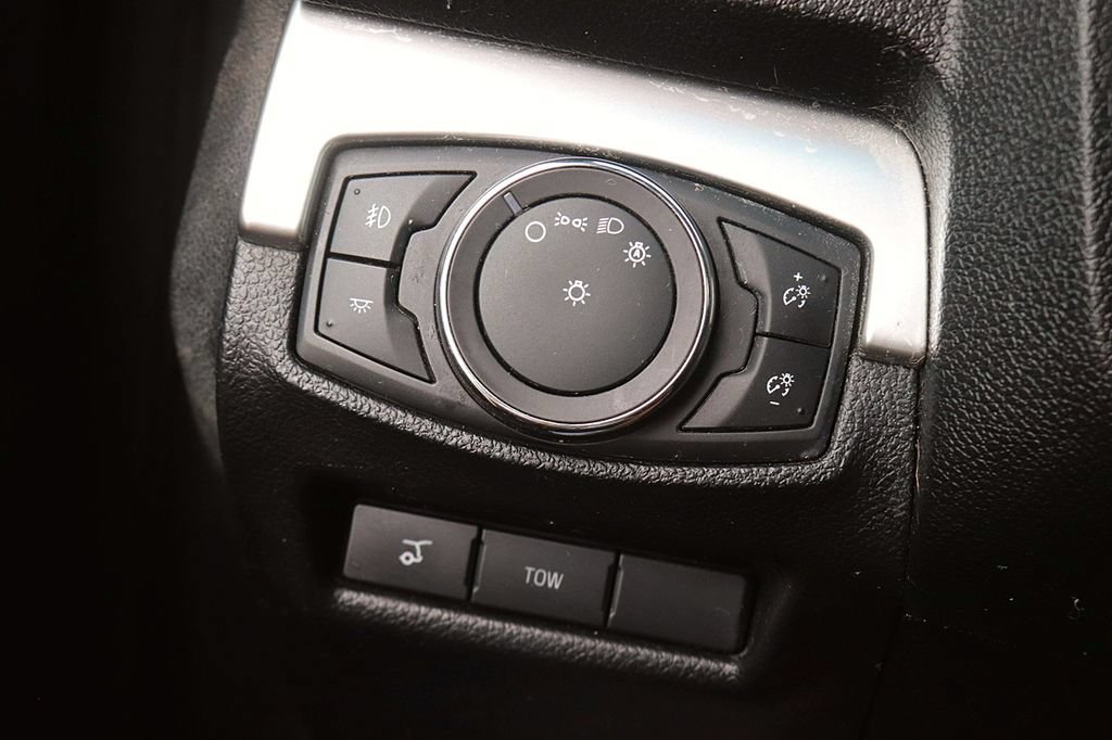 Used 2017 Ford Explorer XLT w/ Equipment Group 202A AWD/4WD image 26