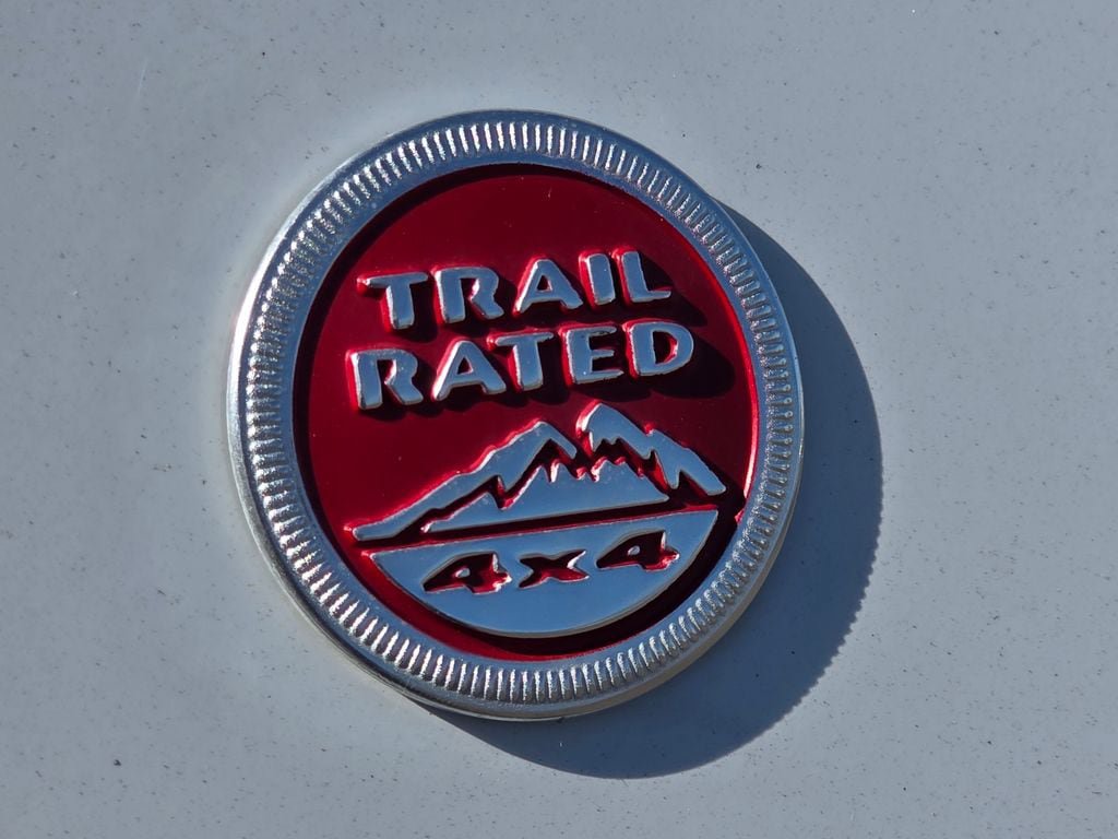 Used 2018 Jeep Cherokee Trailhawk AWD/4WD image 25