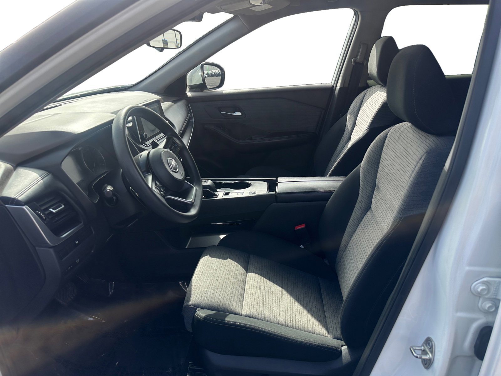 Used 2023 Nissan Rogue SV image 9