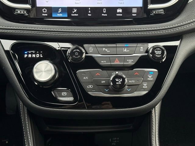 New 2026 Chrysler Pacifica Limited w/ Uconnect Theater Family Group image 37
