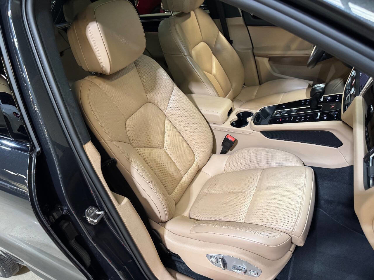 Used 2024 Porsche Macan w/ Premium Plus Package image 25