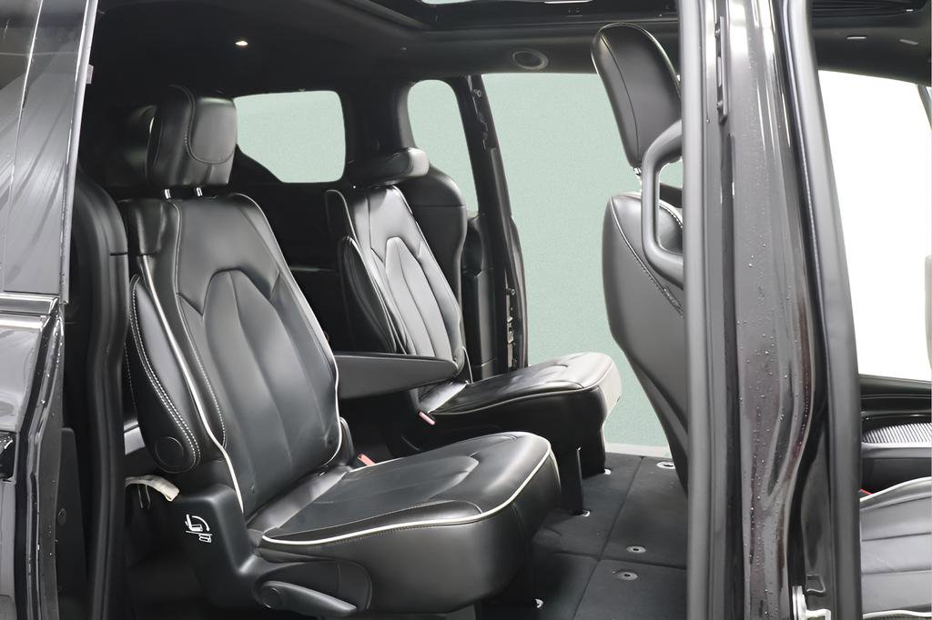 Used 2025 Chrysler Pacifica Limited FWD image 31